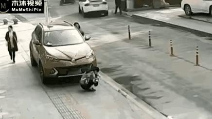 这双方都在干嘛呢？有一方稍微留意一下，也可以避免！这种太不应该发生的车祸，也就这