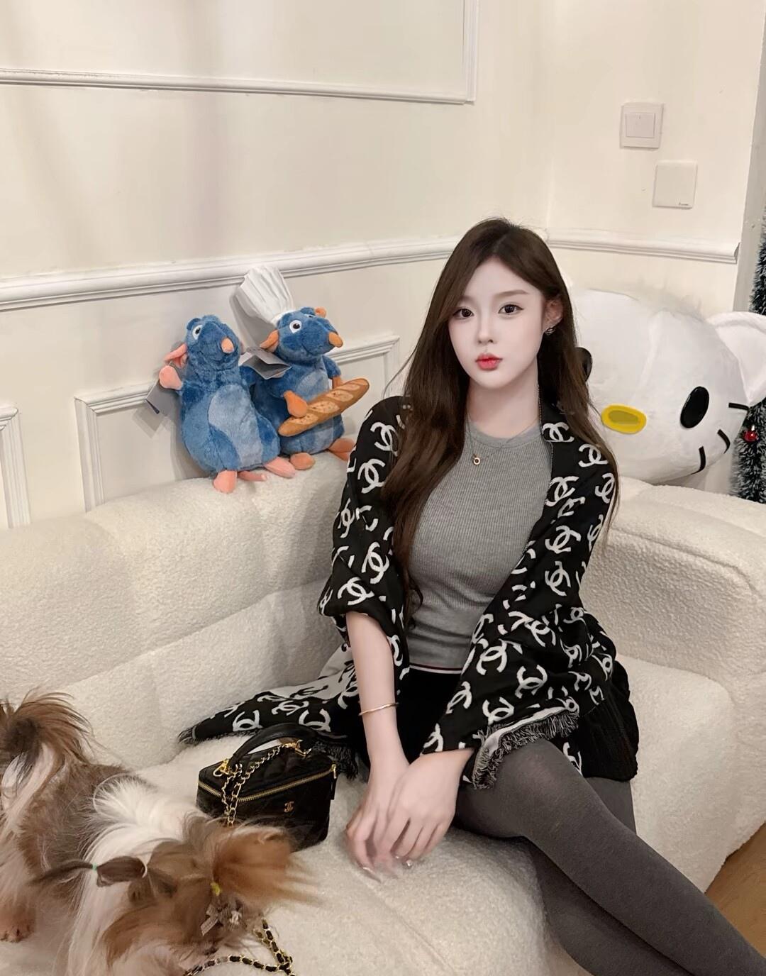 冬日暖阳下，与萌宠相伴的惬意时光