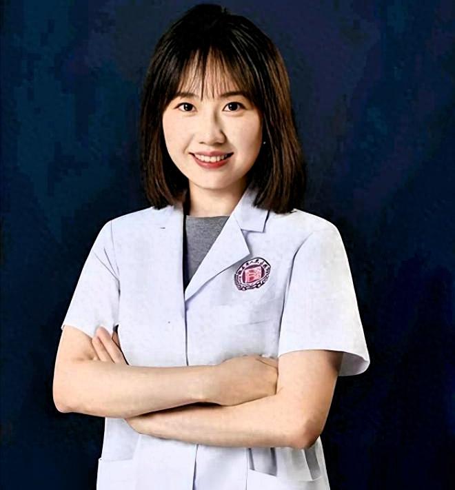 凭什么挨骂的是单身女医生？医院里最近这事真是让人越想越不对劲。

曾医生40多岁