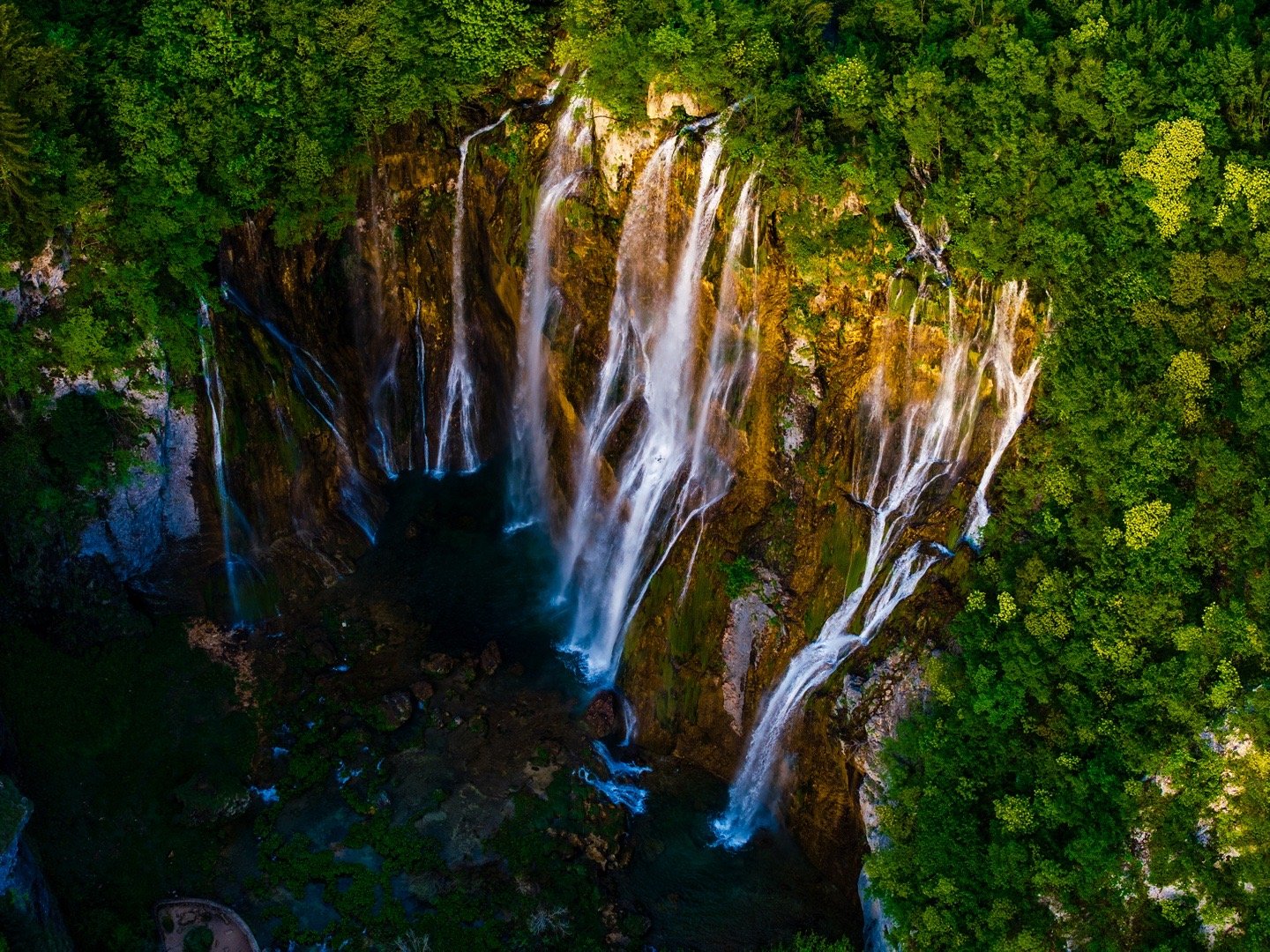 我们的酒店傲踞十六湖核心腹地，推窗即揽四季如画的绝美盛景。清晨，薄雾缭绕的湖面泛