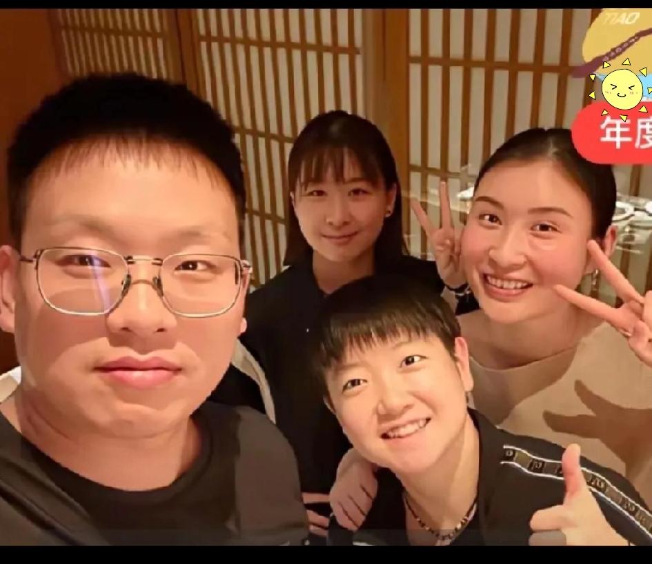 昨晚的跨年夜莎莎和朋友们的合照太美啦！

一起打球一起吃饭一起聊天一起分享彼此生