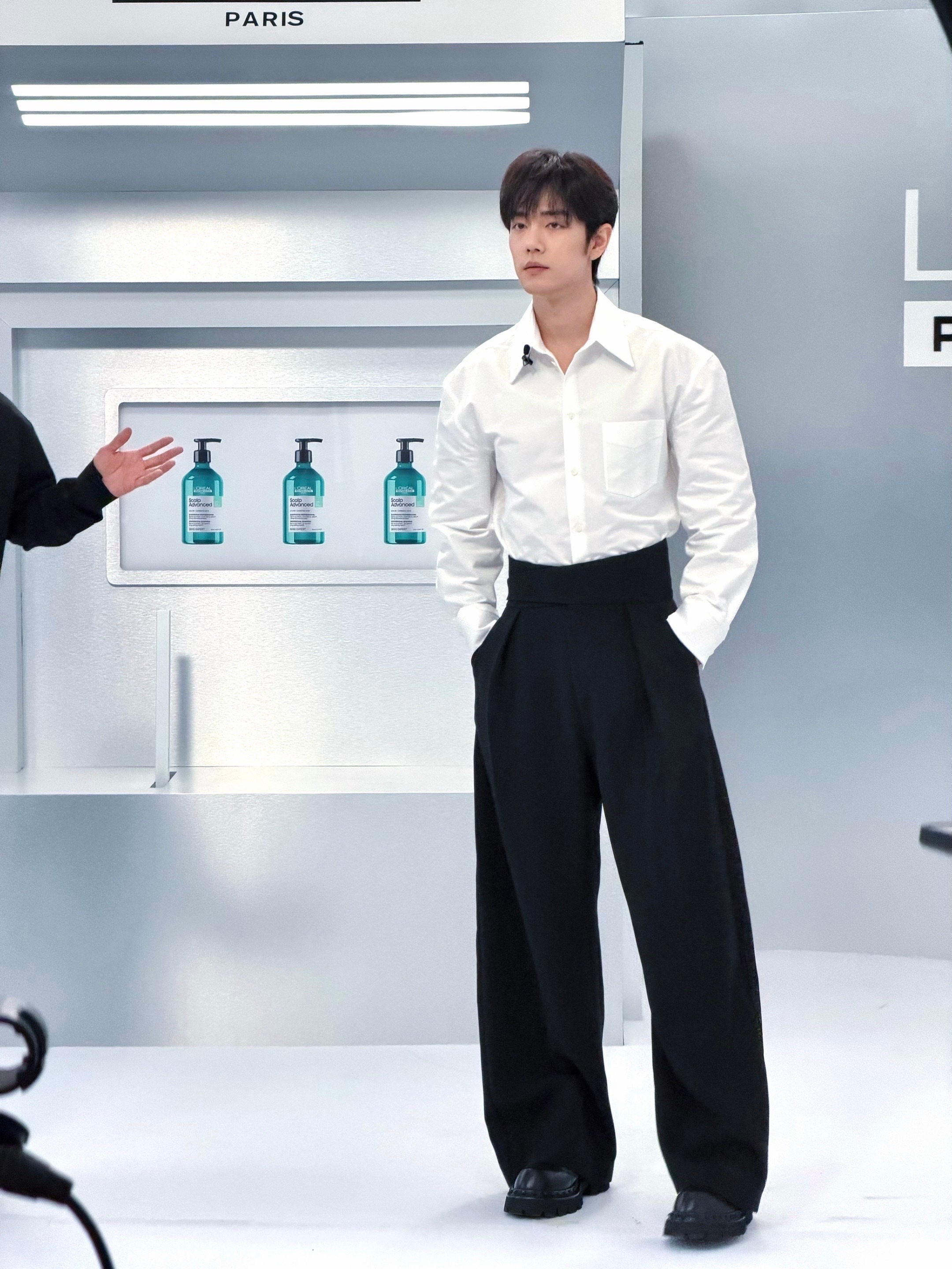 肖战今日直播造型 