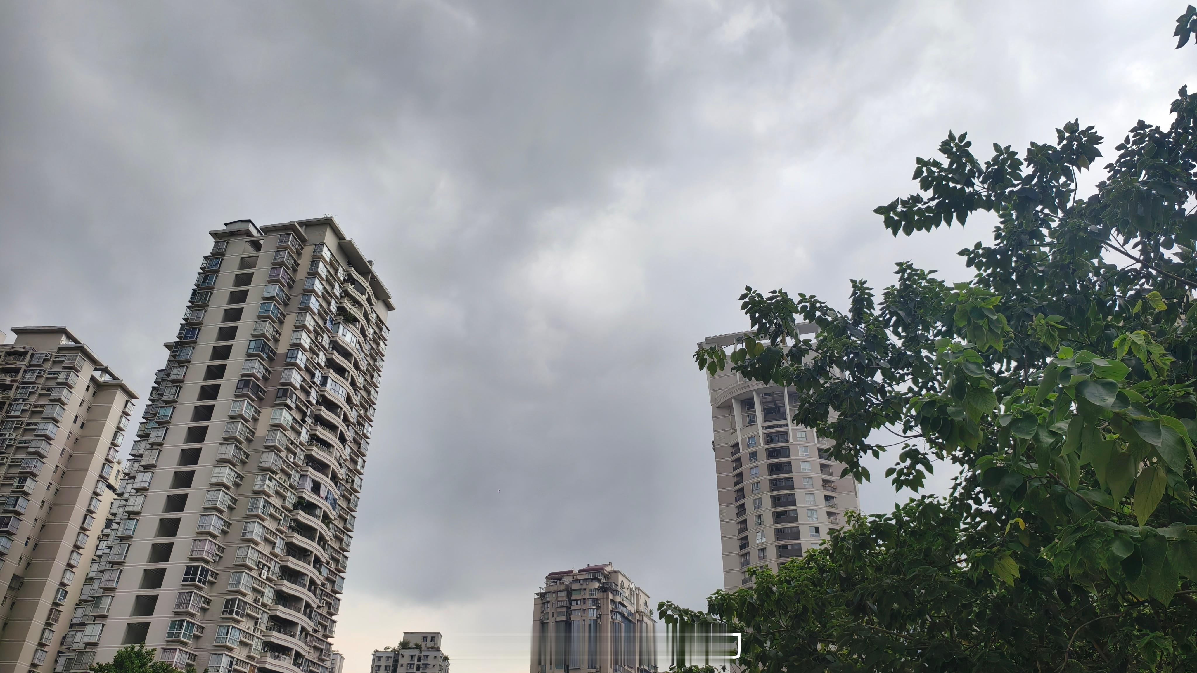 超强台风白海豚来了哇咔咔，早上说重庆会不会下雨，朋友们！走出地铁，看到这块儿乌云