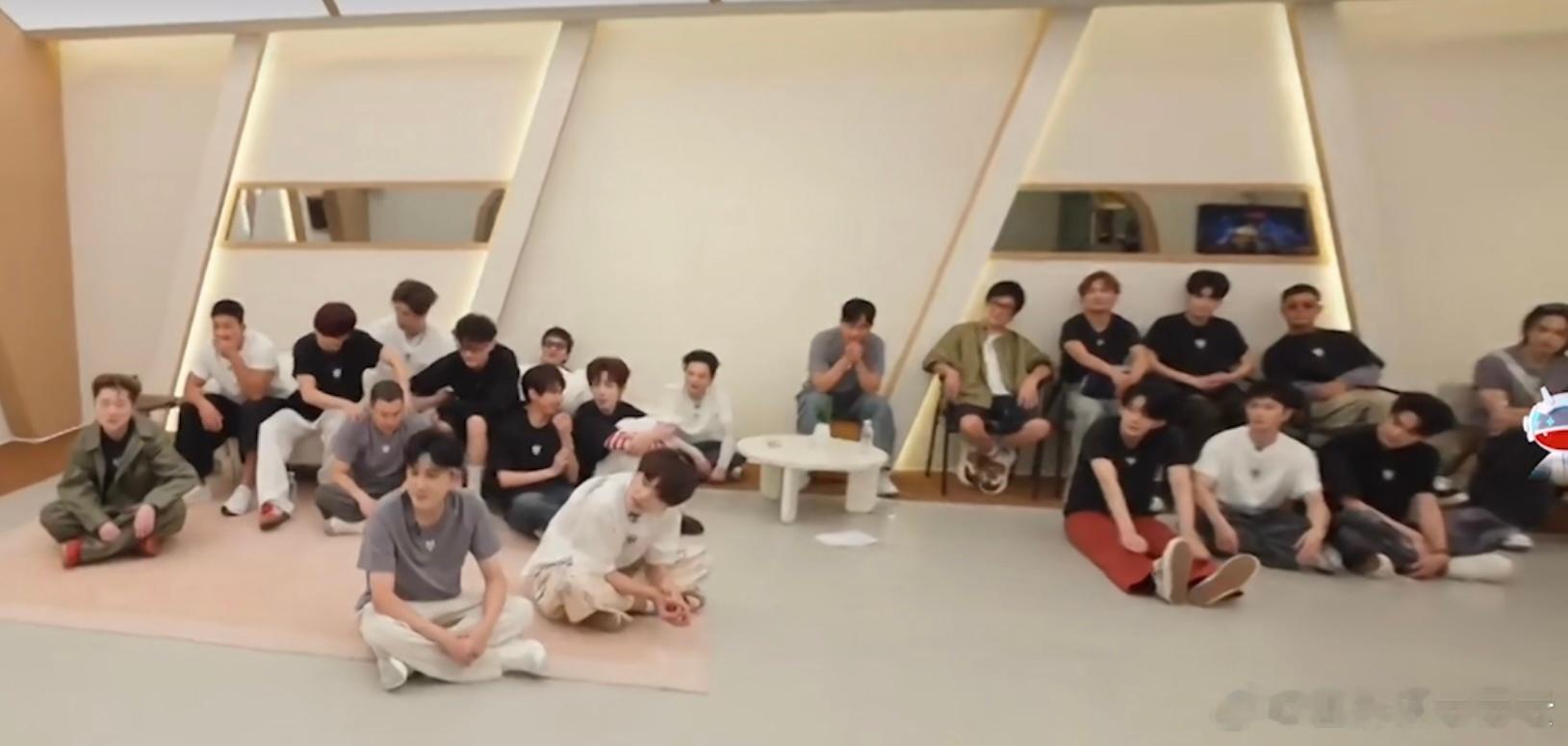 荣城集团小考题：请在画面中找到马旭西老公。不是坐在角落就算了怎么会有人直接坐到沙