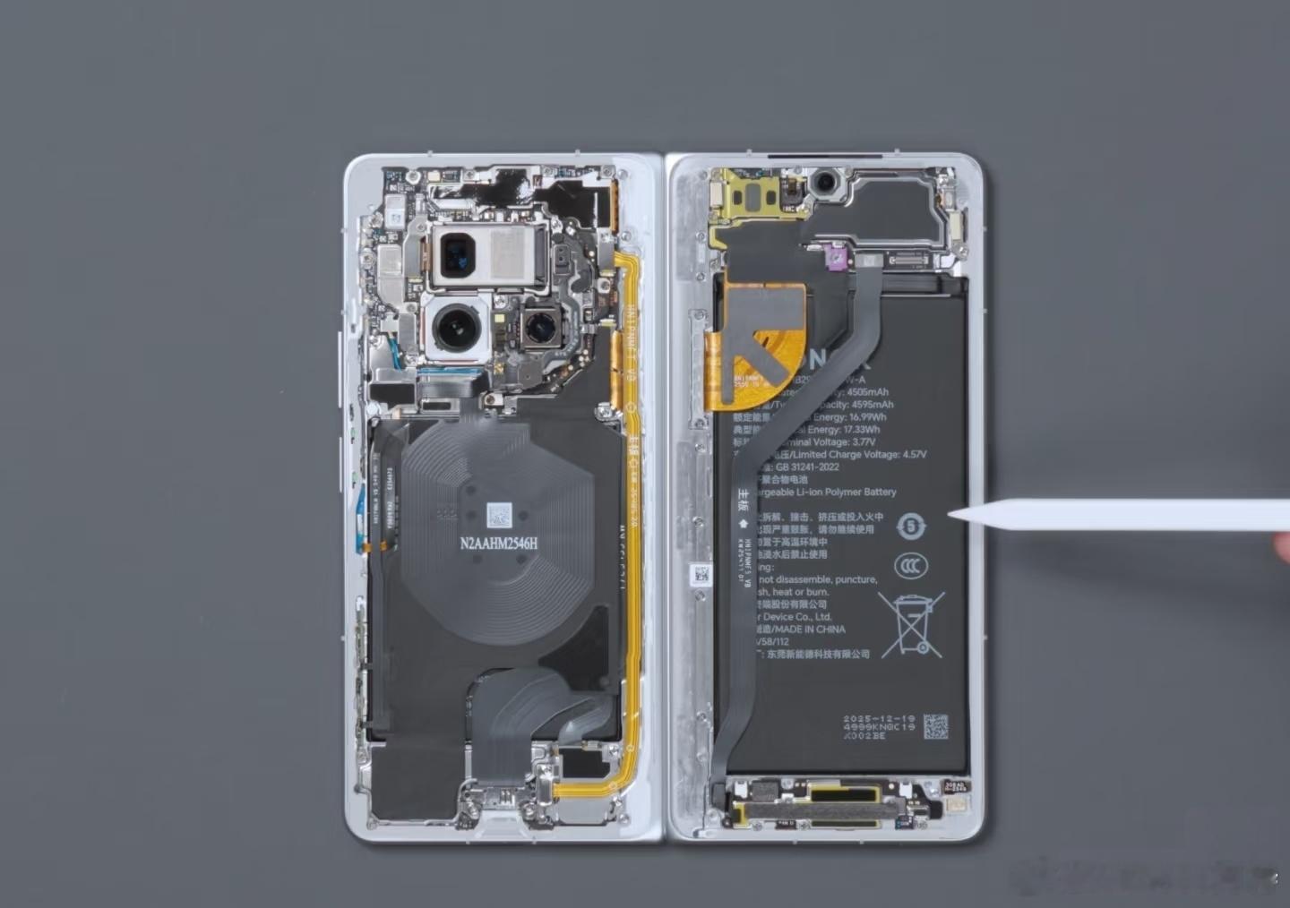 前几天有人拿MAGIC V6两块电芯加起来7150mAh说事儿，折叠屏手机用两块