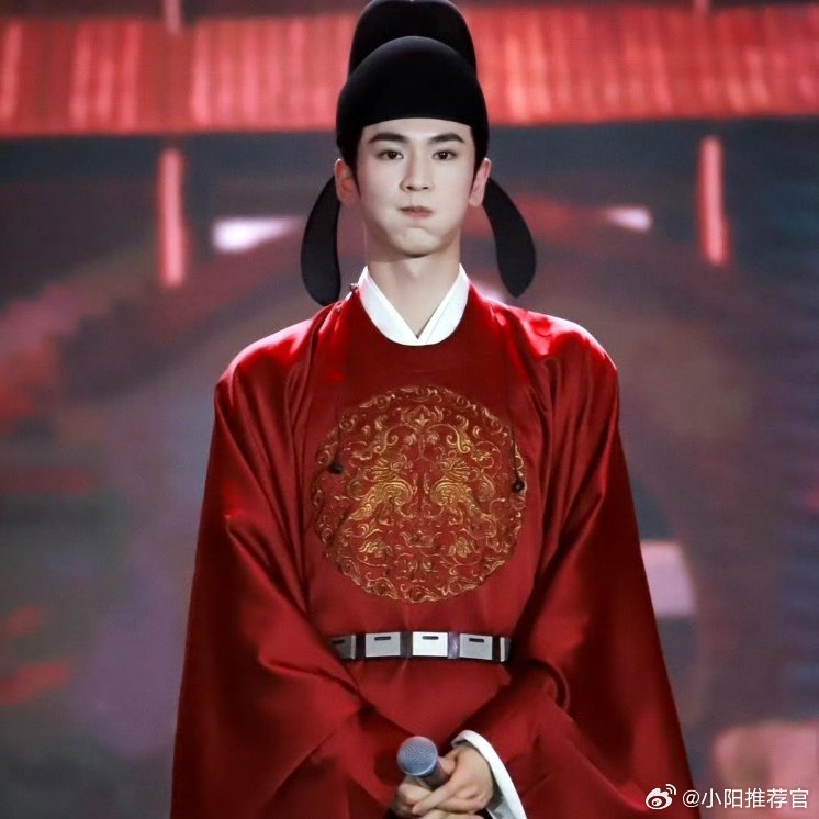 张凌赫对丁程鑫的初印象张凌赫觉得开推团最有反差感的是丁程鑫，张凌赫对小丁的初印象