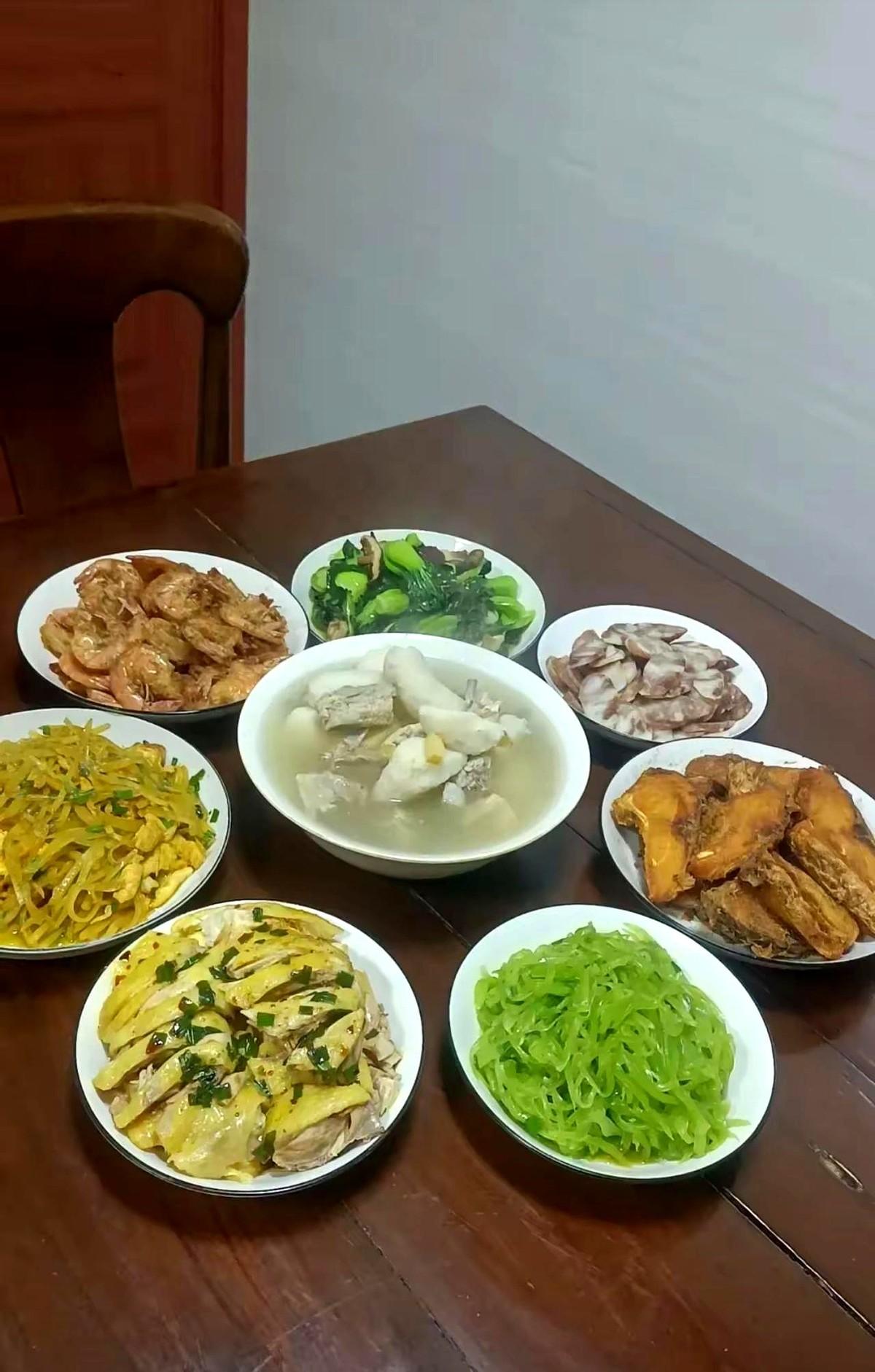 水电站枯水期，电工小周被“晾”了仨月，班长老郑替他扛了两次突袭检查。

小周拎着
