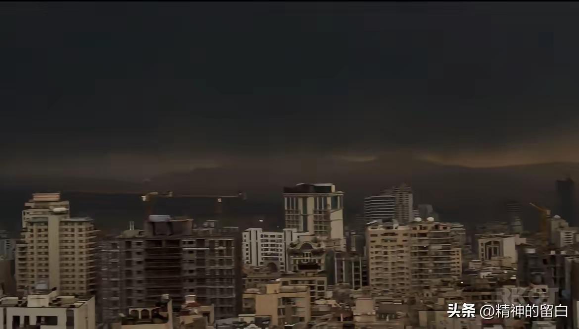 这张照片是德黑兰的白天，不！你没看错，是德黑兰的白天。
伊朗的石油仓库被美国以色