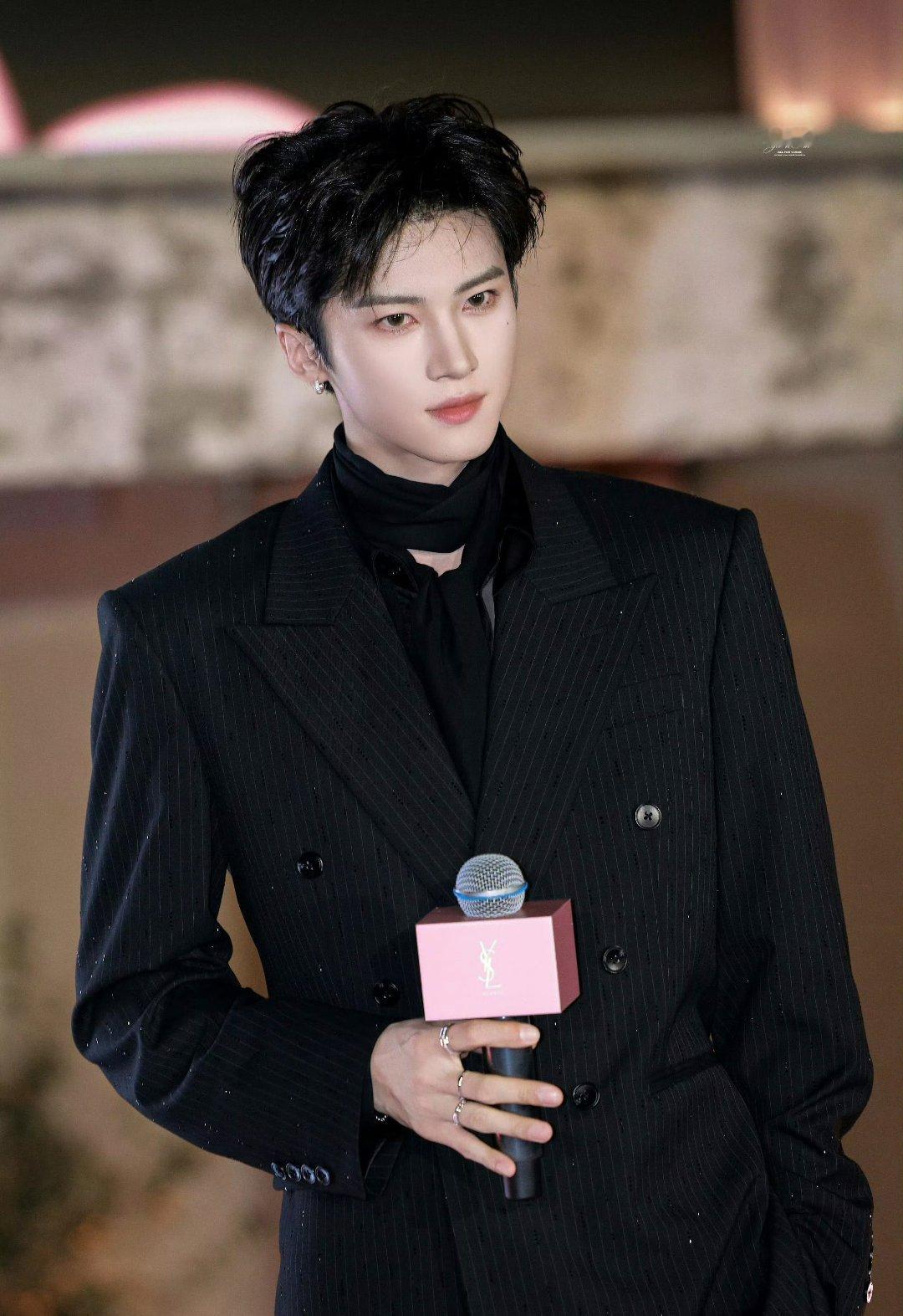 闫桉邓凯YSL同框，谁秒了？ 