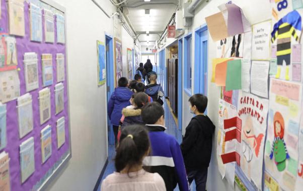 【纽约校园手机禁令显意外后果：高中生看不懂老式钟表】纽约州近期实施的校园手机禁令