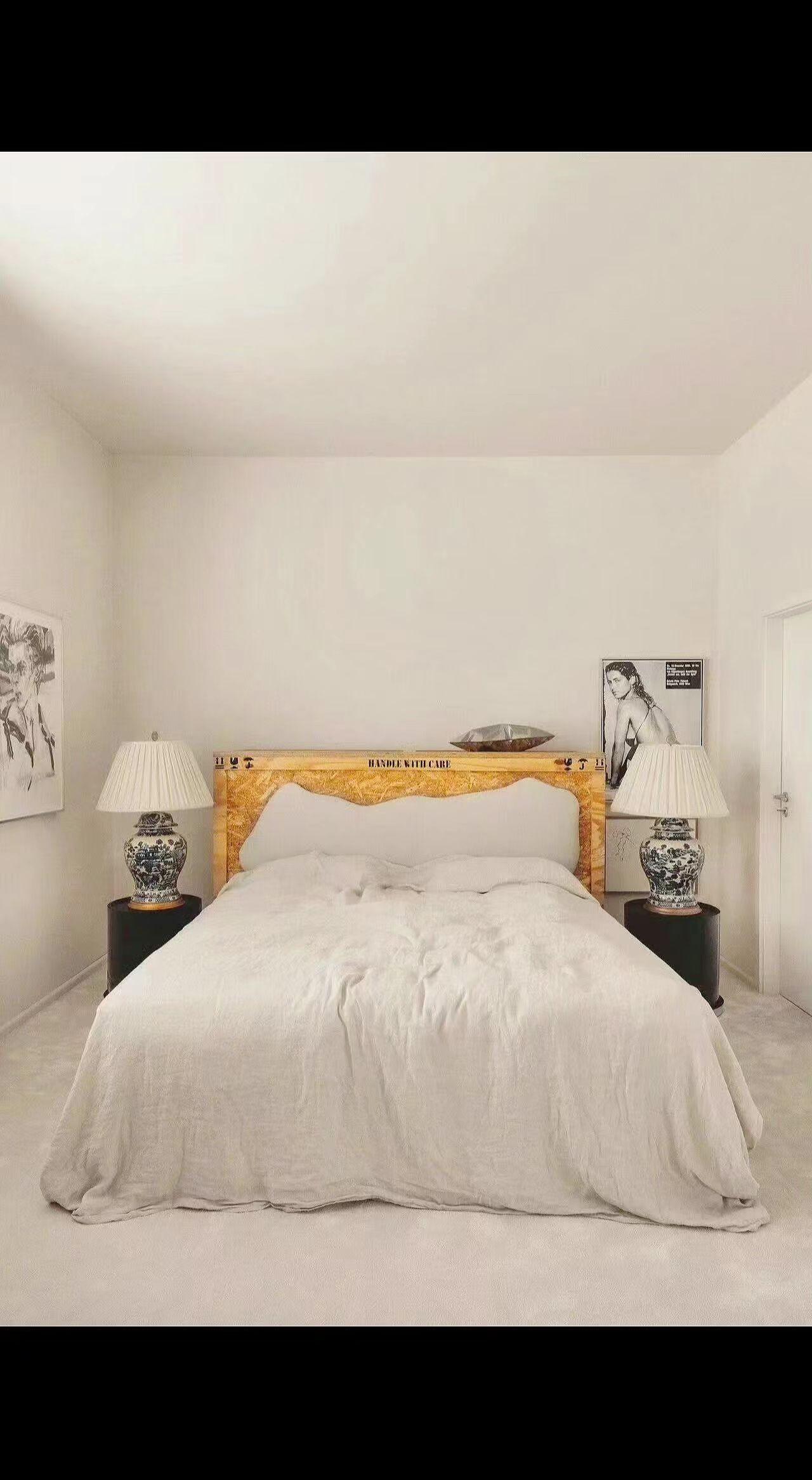 ✨月光织的茧，裹着未醒的梦🌙
留白是呼吸，旧画是时光的指纹🖼️
床沿褶皱里，