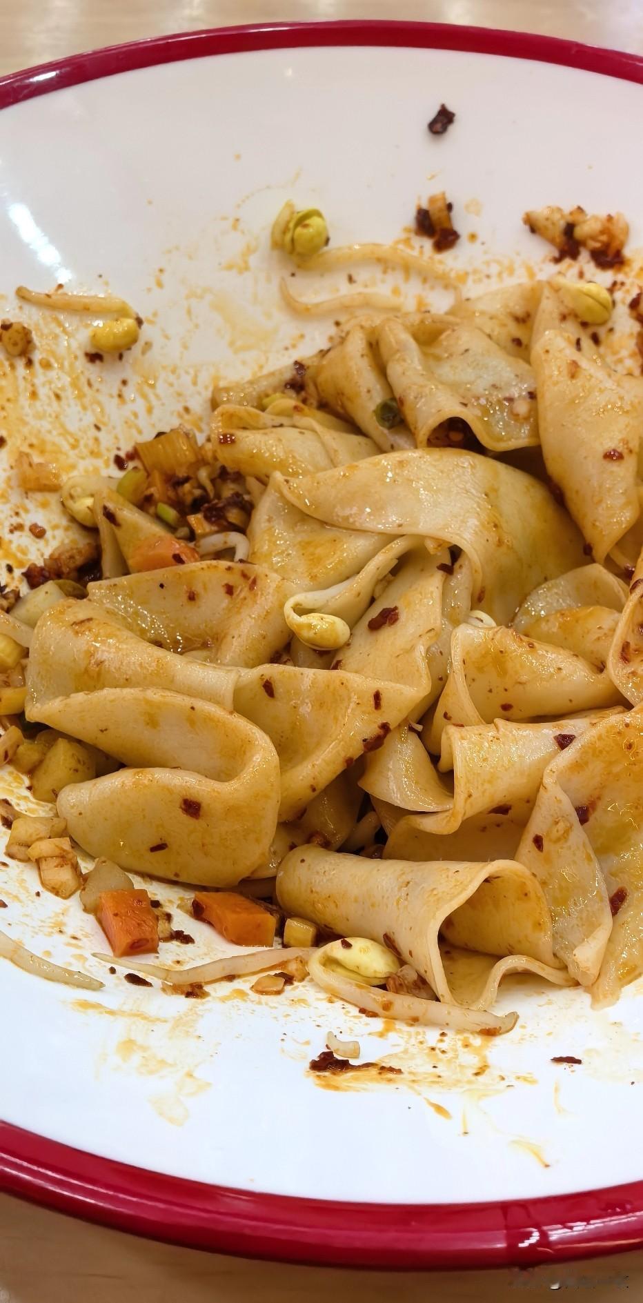 《雨霖铃·油泼面》

盘边残屑，惹椒香绕，辣韵犹烈。宽条带汁缠指，还余那、芽蔬轻