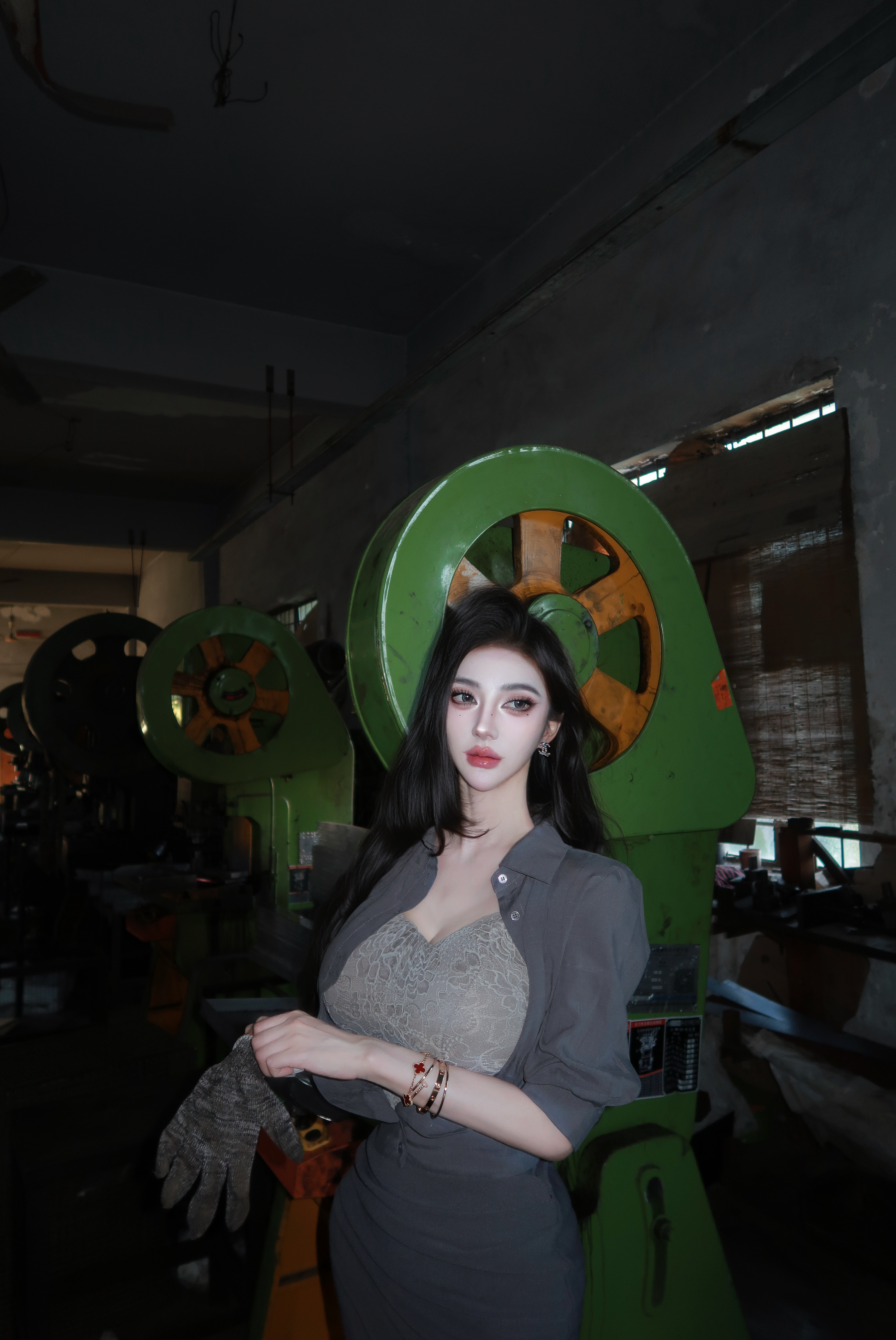 你以为我高冷不回信息 殊不知我在厂里打螺丝打到冒烟了 你一句姐姐在干嘛害我掏手机