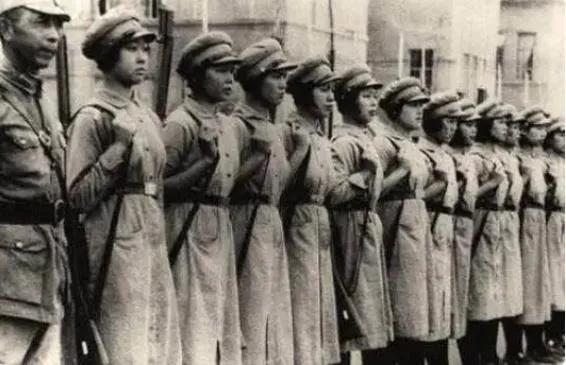 1942年，7名女电译员被鬼子包围。谁料，色心大起的的鬼子要行不轨之事，可就在他