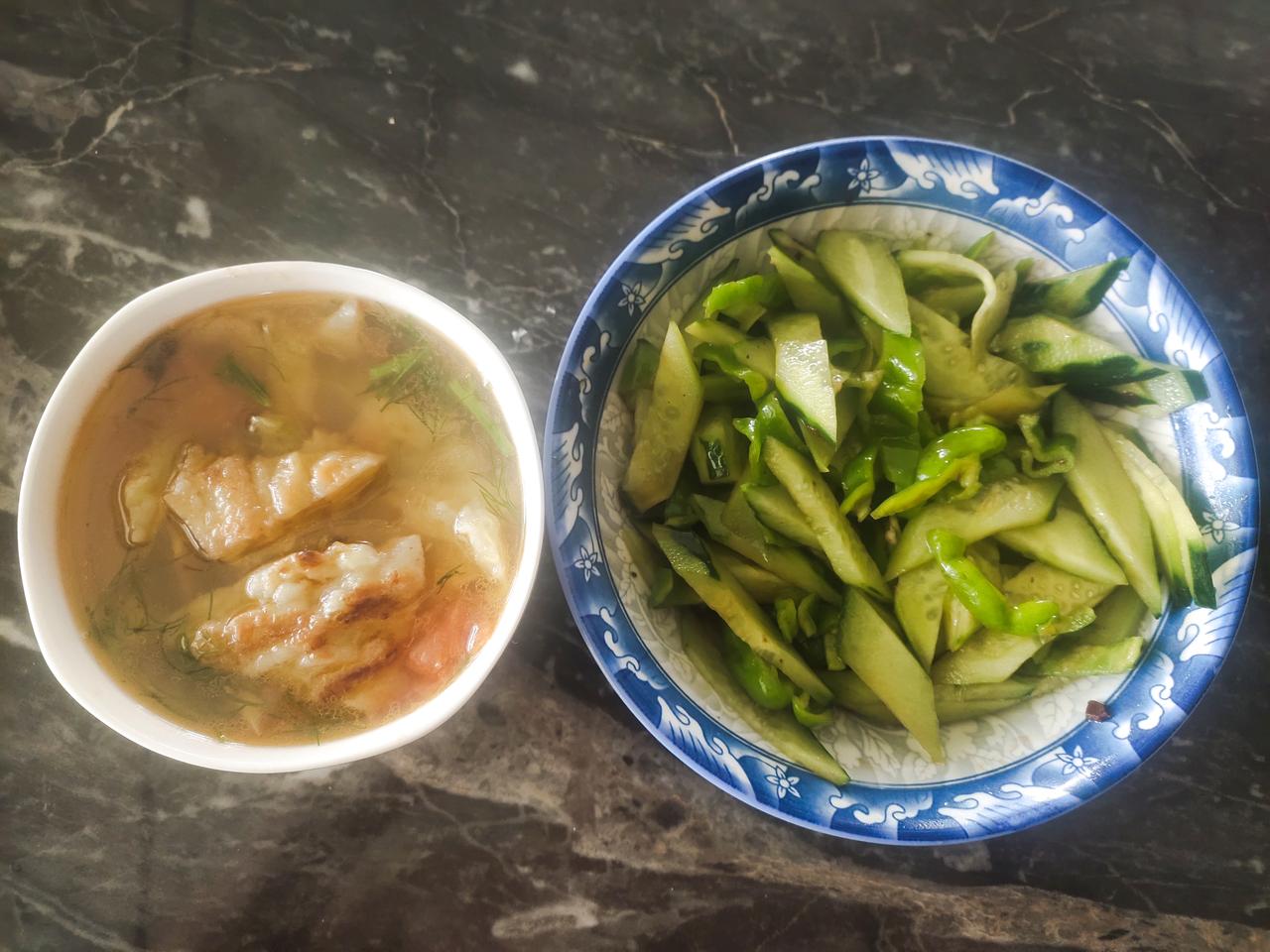 今日午餐，自己动手，用心做饭，面糊茄子、青椒拌黄瓜、红烧肉，简单又美味，平淡日子