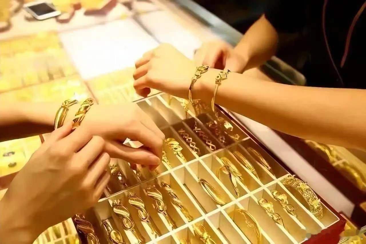近10只黄金股涨停黄金暴涨原因找到了年年涨，年年等着降下来，为什么张这么贵让我们