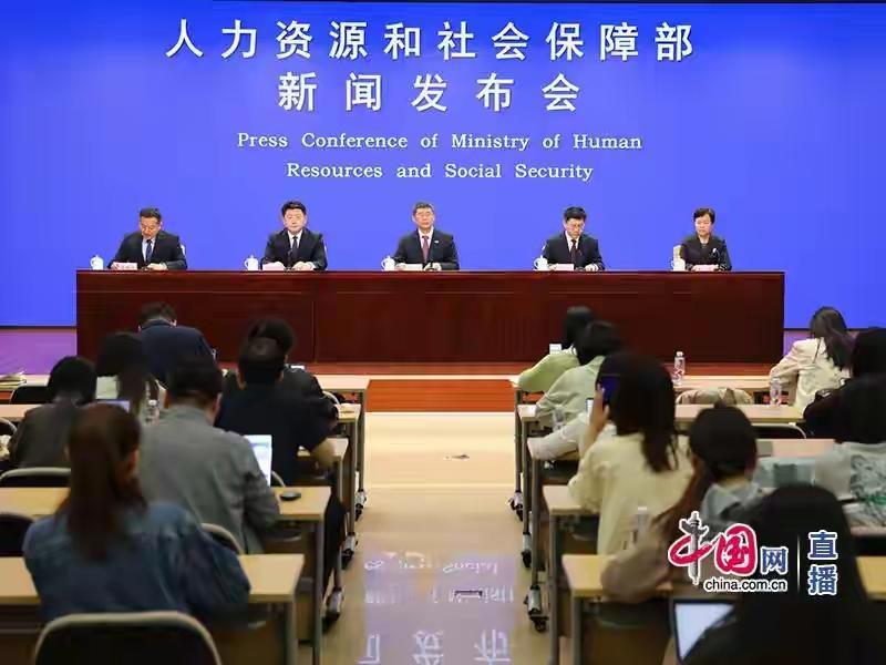 今天是 2026 年 5 月 6 日，五一五天小长假已经结束，上班族回到了工作岗