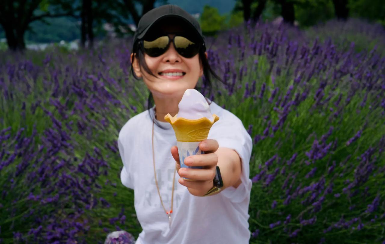 “奶茶”刘若英手举冰激凌在花丛中拍照，嘟嘴卖萌，快乐的像小孩。刘若英竟然已经55