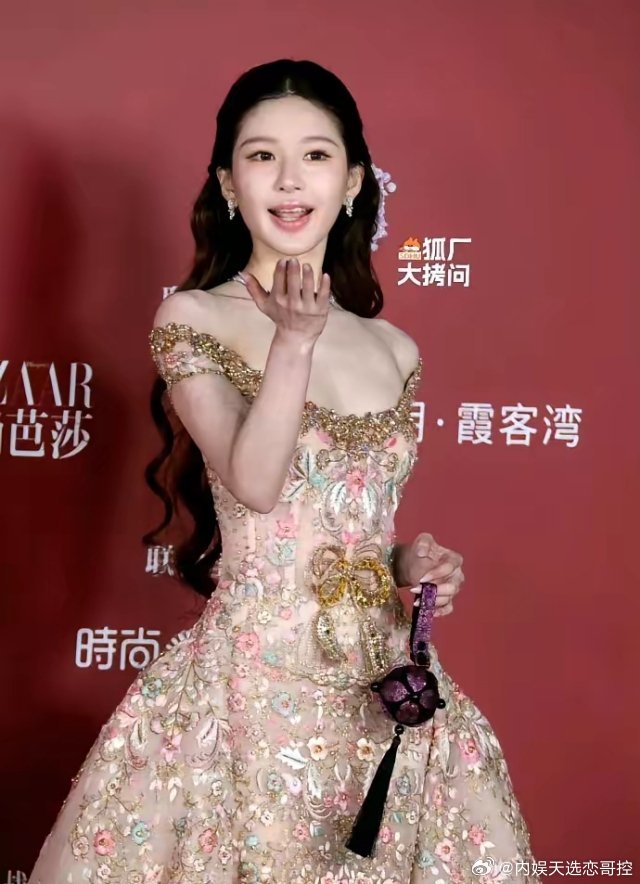 厚本是救过赵露思的命吗？买一赠一，芭莎盛典都带她闯进来了，也不知道为什么非要混这