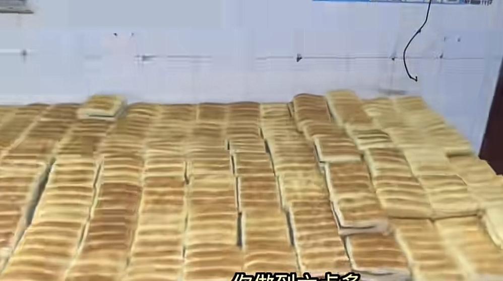 食品安全刻不容缓，市场商贩卖的黄灿灿的大饼就安全吗？
刚才在网上刷到了一个卖烧饼