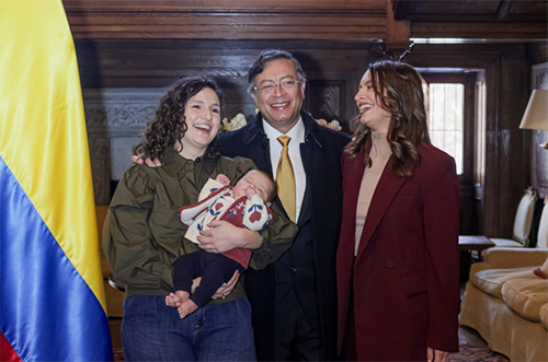 #哥总统遭未遂刺杀被迫在公海盘旋4小时# 【哥伦比亚总统称遭未遂刺杀：被迫在公海