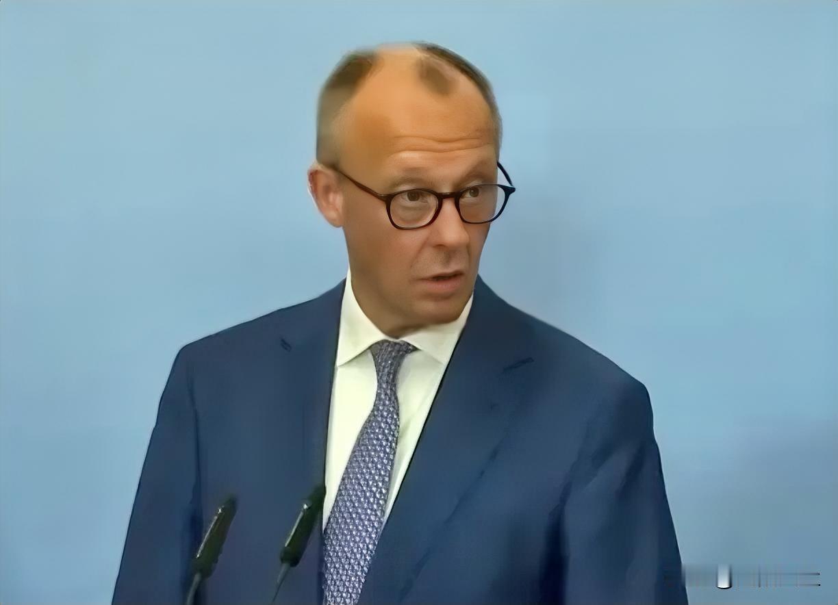 德国总理默茨在柏林与北约秘书长吕特共同出席记者会，宣布德国将大幅提升国防开支，最