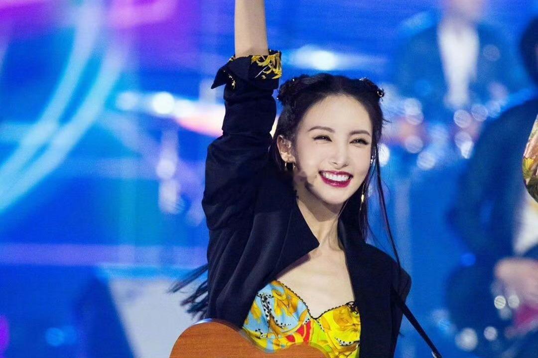 金晨是真不拿粉丝当外人 看金晨直播像在跟闺蜜唠嗑！分享日常时的松弛感，自嘲时的坦