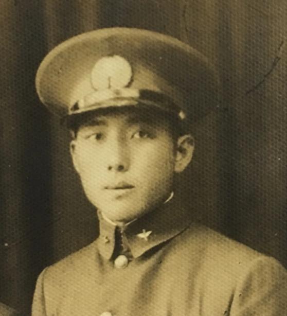 1937年，中国一架战机被日军击落，飞行员跳伞求生，谁知，竟 飞行员冒险跳伞求生