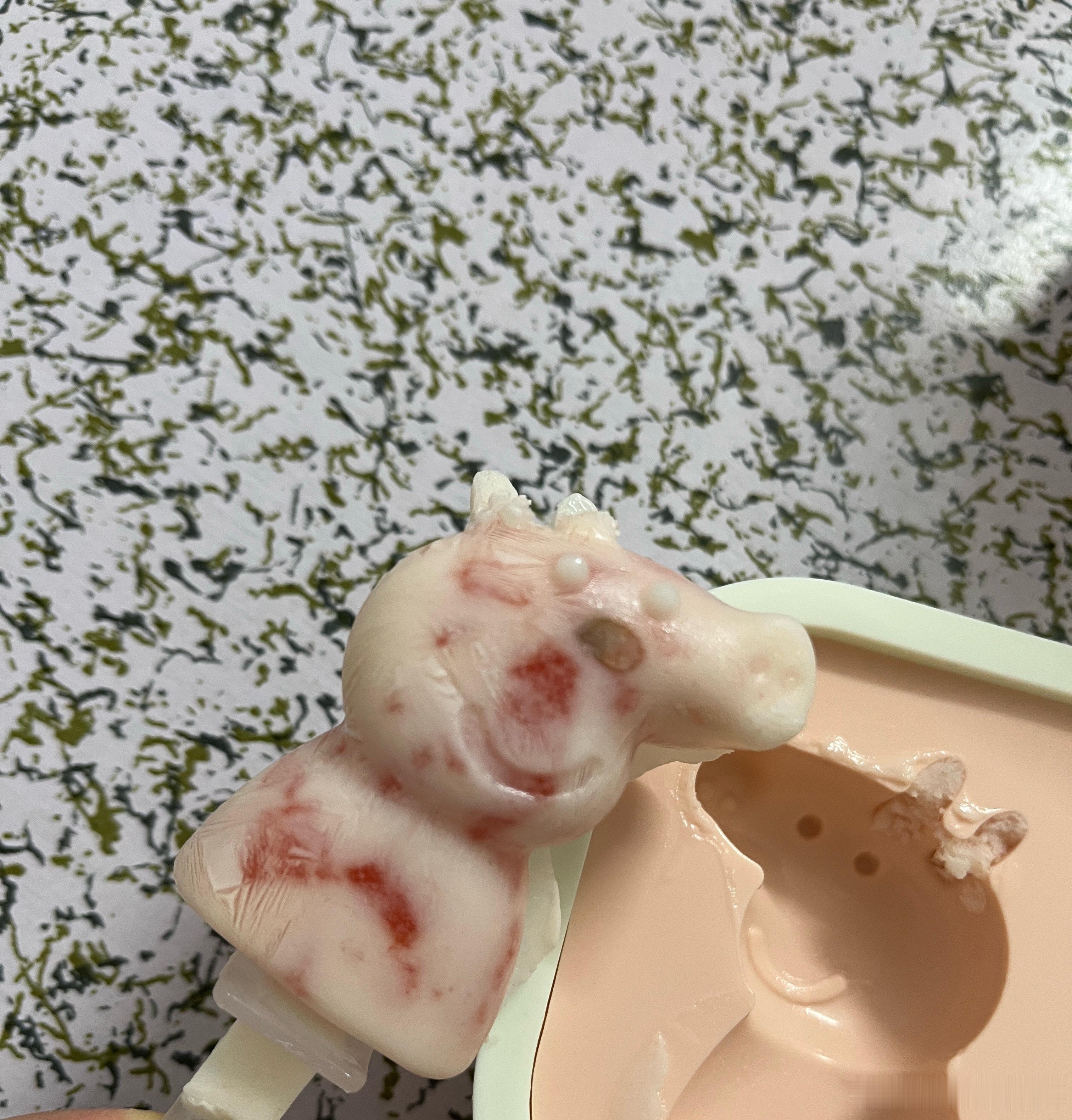 雪糕冻好了，就是酸奶和水果的味道，是用酸奶做的。还是要买个破壁机，不够细腻，柠宝