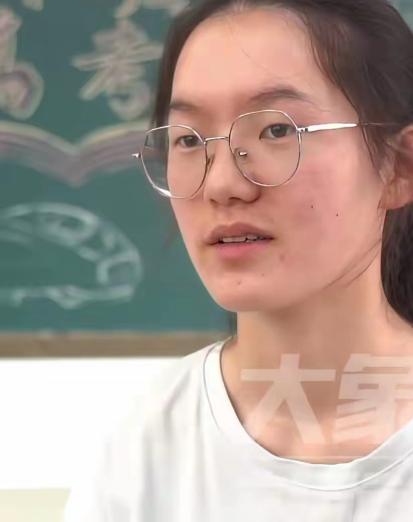 那个拿到699分的河南女孩韩雅平，查分之后先不报喜爸妈，反倒第一个电话打给远在浙