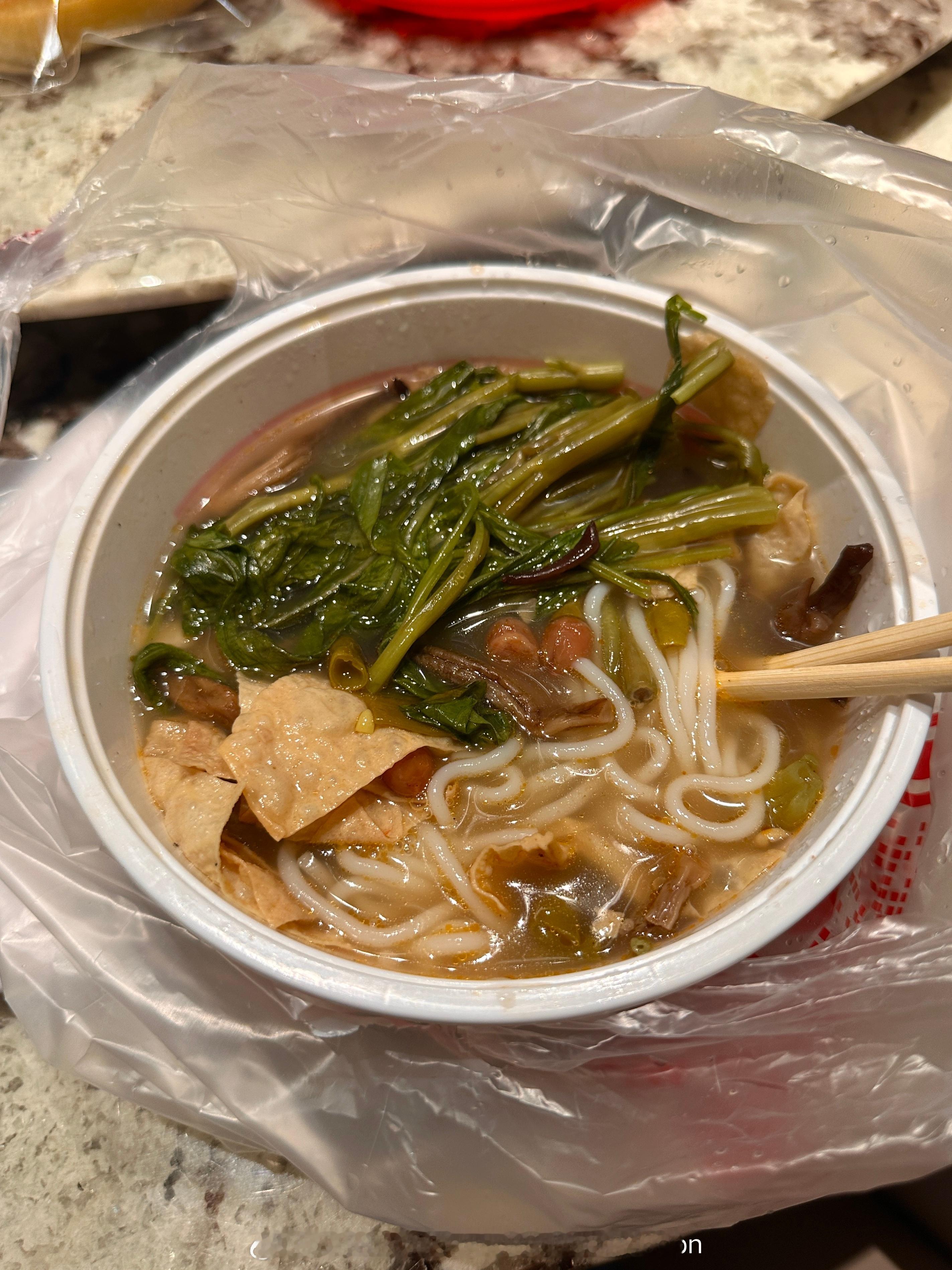 宝宝们你们猜这是什么念在扁桃体刚好 我点了个无辣菌菇的尝尝味道，主要是好想吃米线