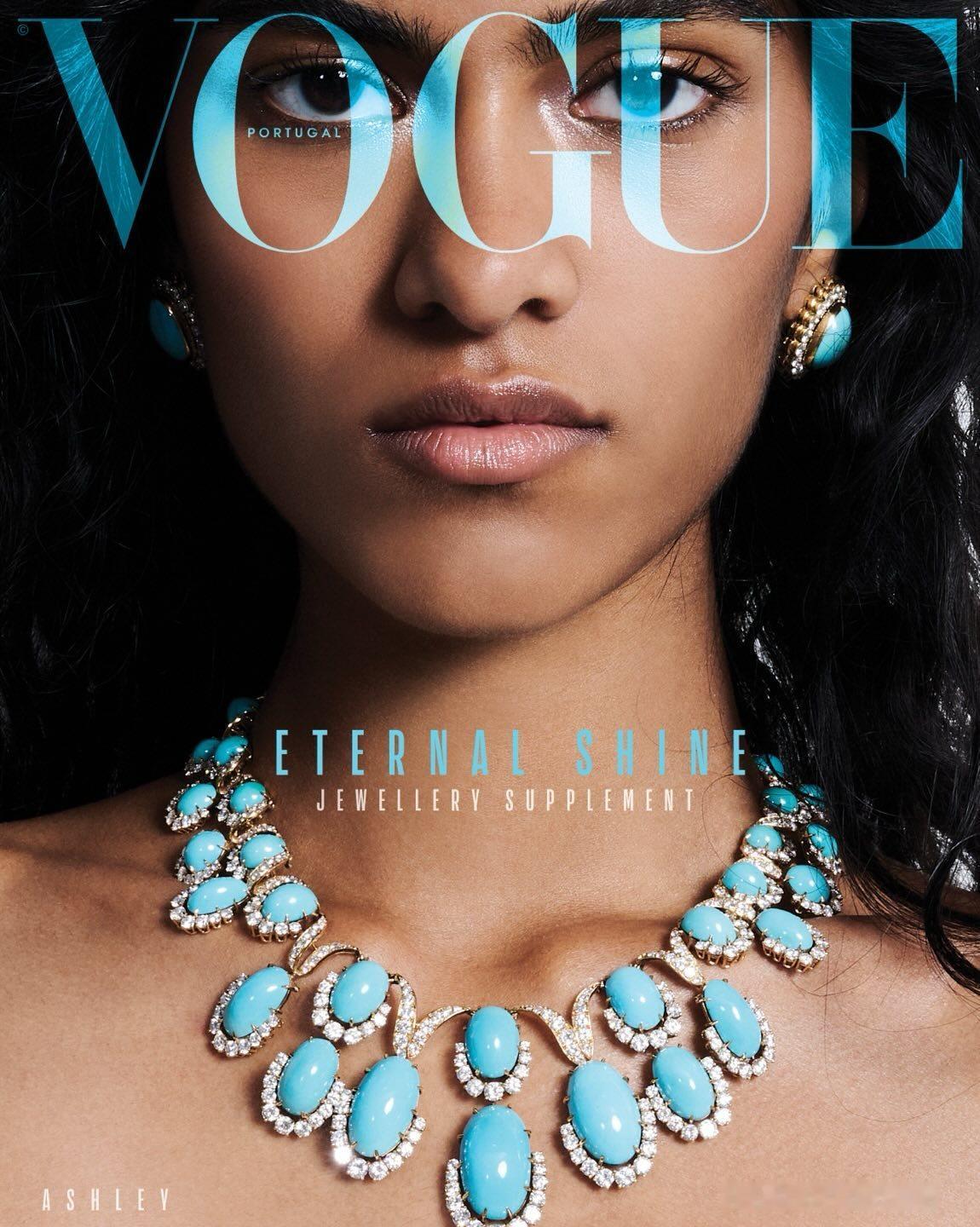 葡萄牙版VOGUE 十二月珠宝特刊封面与宝石呼应的湖蓝色版头成为神秘的面纱 