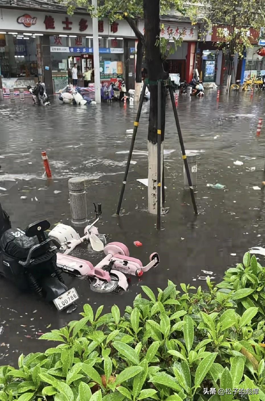 起初人们以为这只是一场普通的暴雨…
广州被大风降雨突袭，短时间内降雨量直接能破记