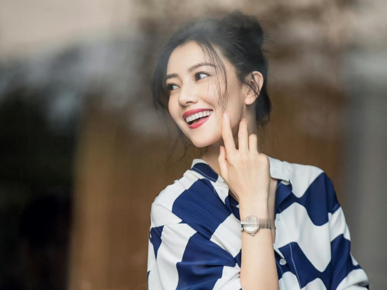 的笑容真的仿佛天生有治愈一切的魔力！