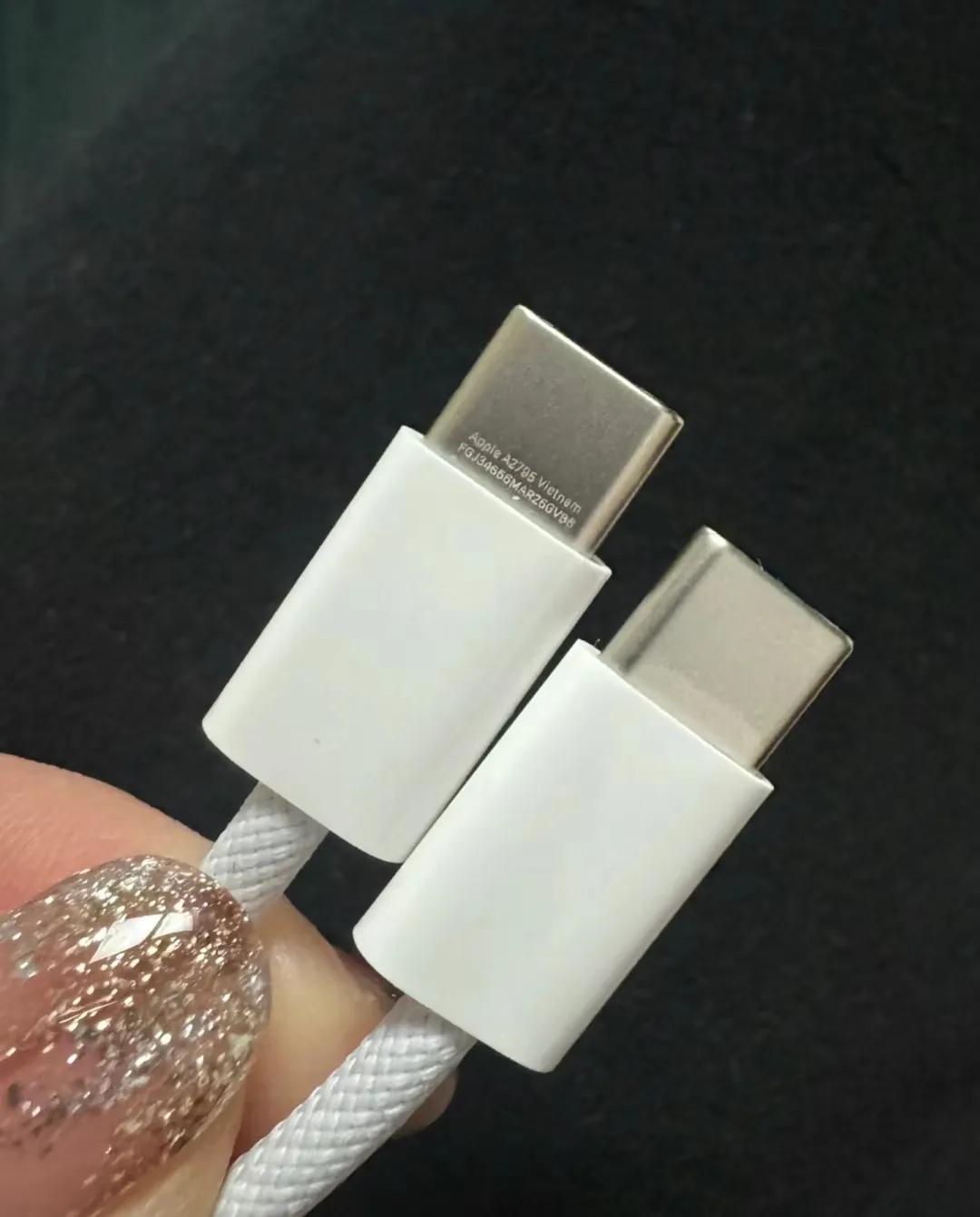 家人们，你们说iPhone 15充电线两头为什么不一样？一头带字母，一头不带，充