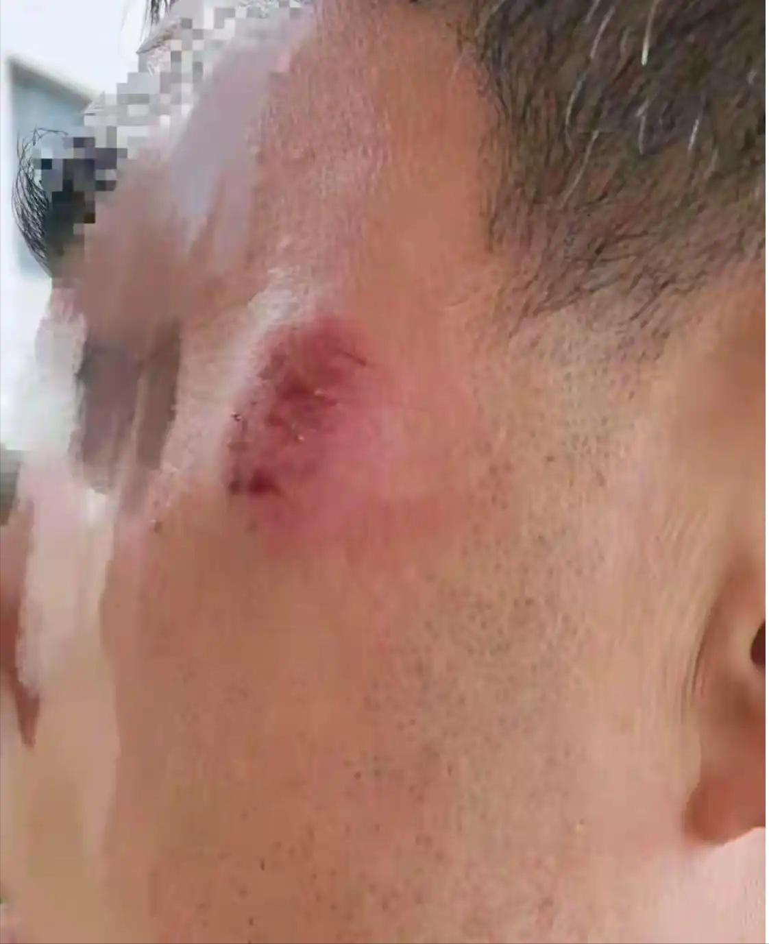 湖北，某小区一男一女两名业主，去社区办公室咨询业委会的事，期间没人搭理他们。两人