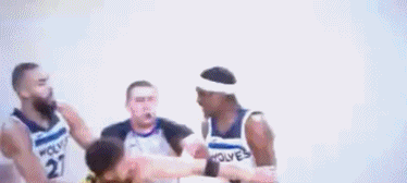 想不到！看NBA还能欣赏到UFC！
格林裸绞戈贝尔的动作还是很标准的，
退役去打