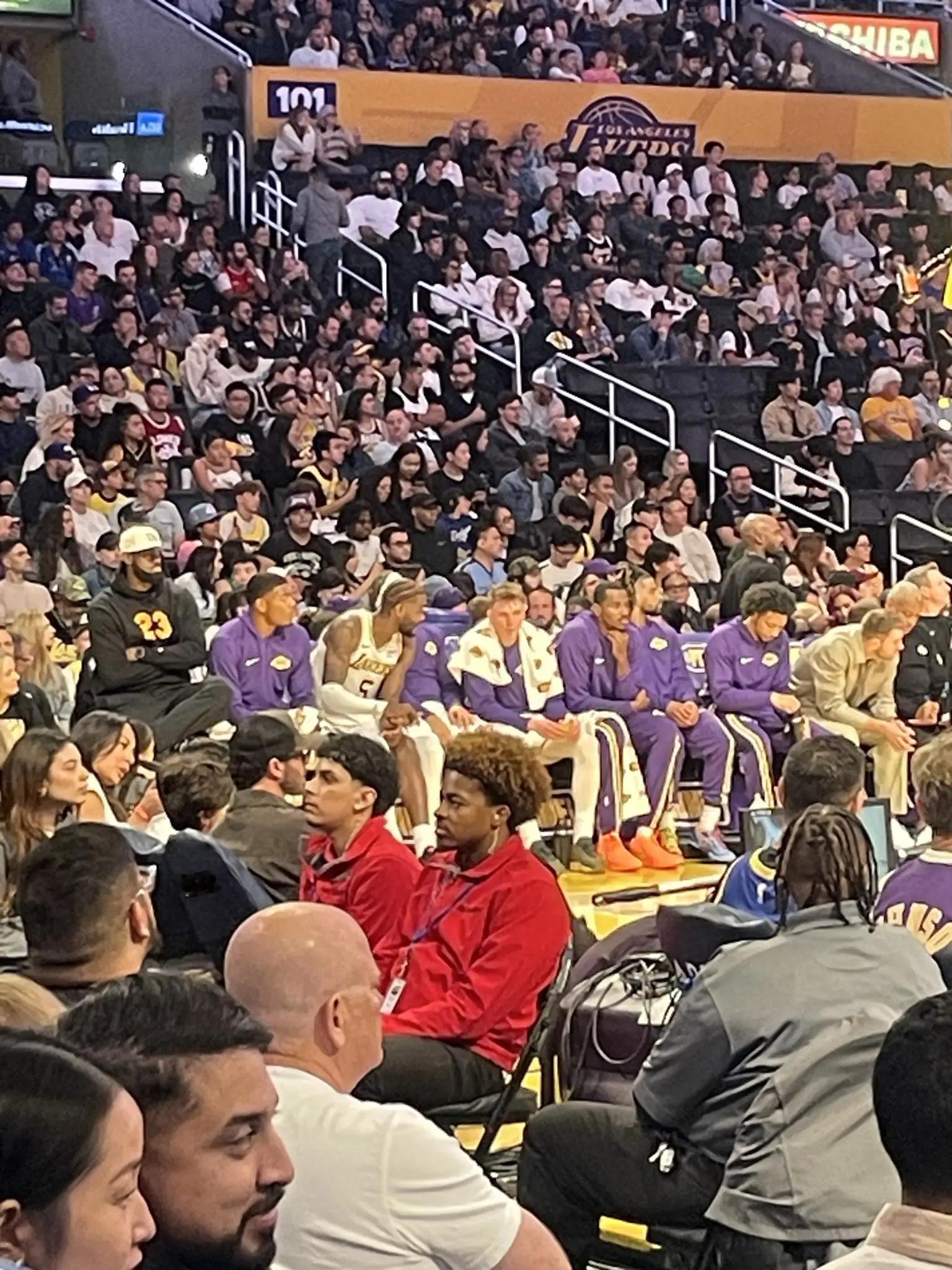 洛杉矶记者Mark Medina：“詹姆斯坐在队友旁边的一张高脚椅上，估计是为了