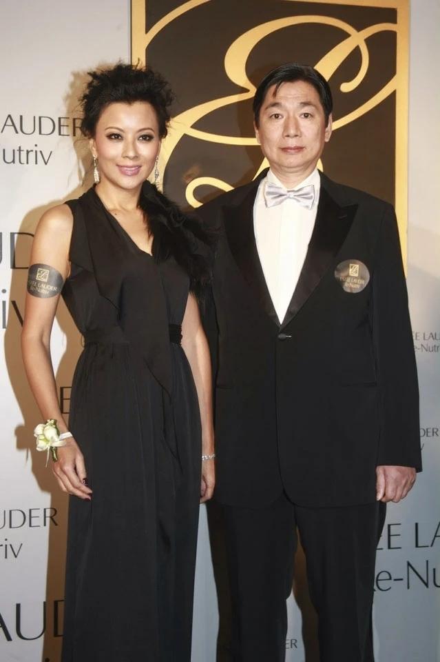 她当年可是香港小姐选美亚军，后来拍了很多影视作品，年轻时候颜值在女演员里面数一数