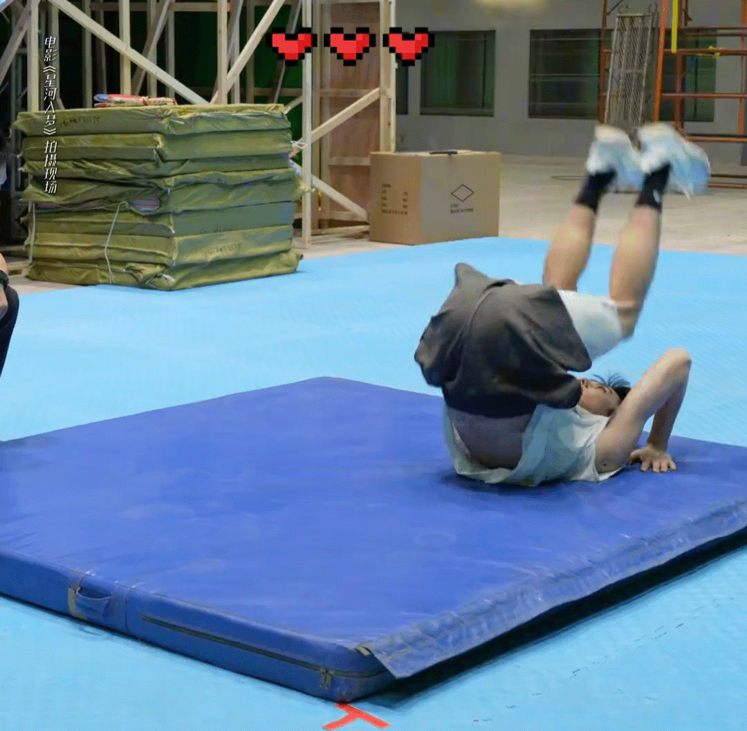 今天没有感觉被22个小朋友打一顿（仅延续前一天的酸痛），但是右眼皮神经性皮炎了 