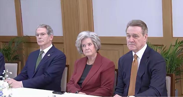 .这就是西方对中国崛起的真实嘴脸！
中美釜山会晤，那位女士的表情，愤愤不平的眼神