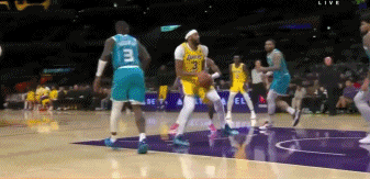 裁判，这就给T了？！NBA就是被你们吹成软蛋游戏的！
浓眉隔扣理查兹后朝对方怒吼