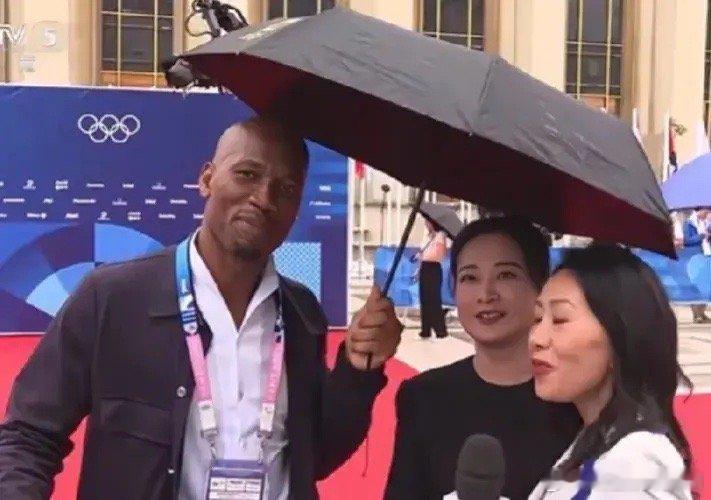 贾玲亮相奥运会开幕式红毯，瘦下来之后整个人精气神十足，笑起来还是那么好看[爱慕]