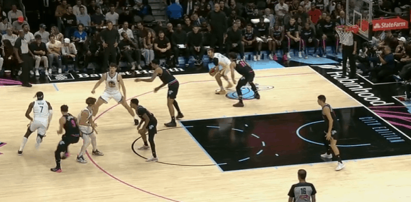 勇士观察：小将斯宾塞单场13助攻，13+11+8准三双图1勇士常用战术，发牌者被