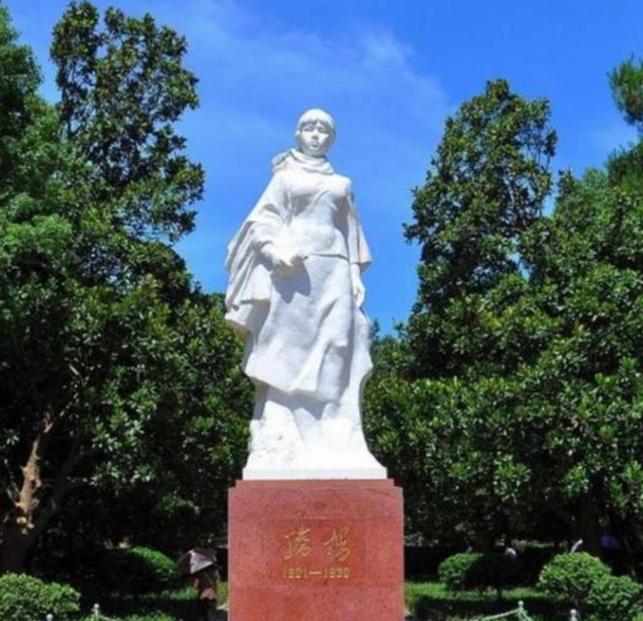 1990年9月，北京房山的荒草丛里，几个湖南干部扒开半人高的杂草，猛地定在原地，