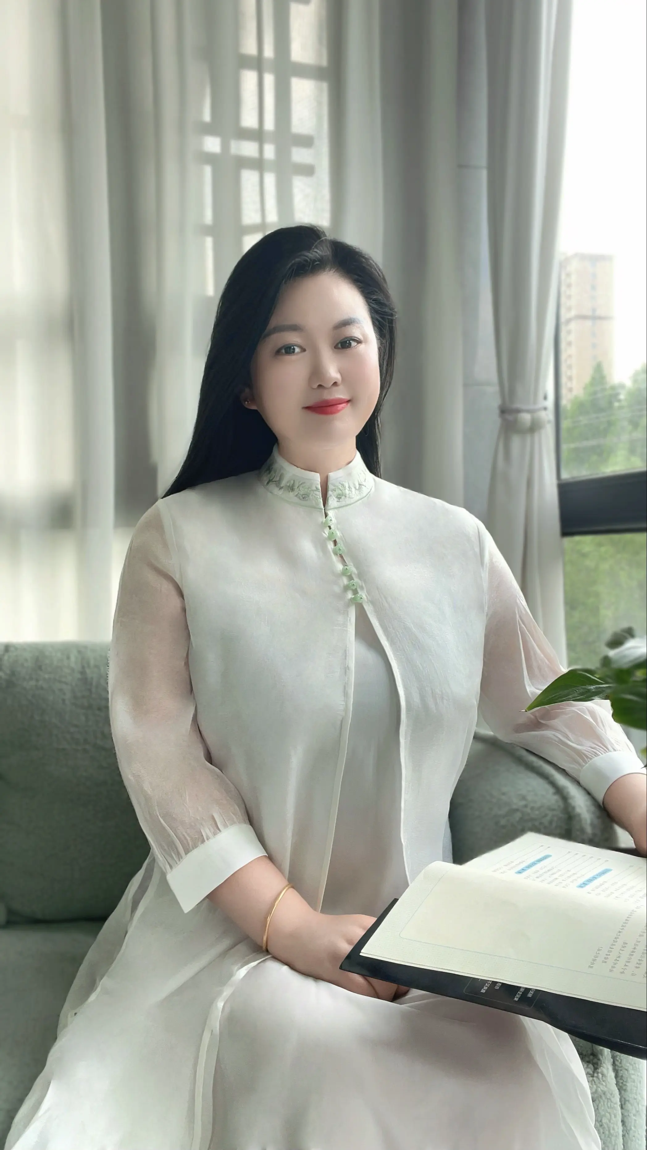 初来不知人间苦，回首已是苦中人，皆是红尘悲伤客，莫笑谁是可怜人……