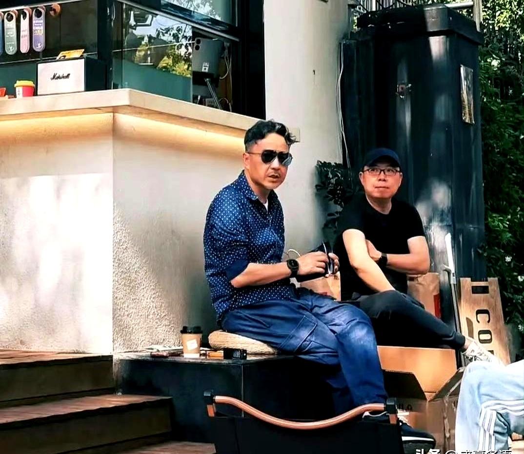汪涵这次又被网友拍到了，还是那个老熟人画面：坐在咖啡店门口台阶上，手里捏着槟榔，