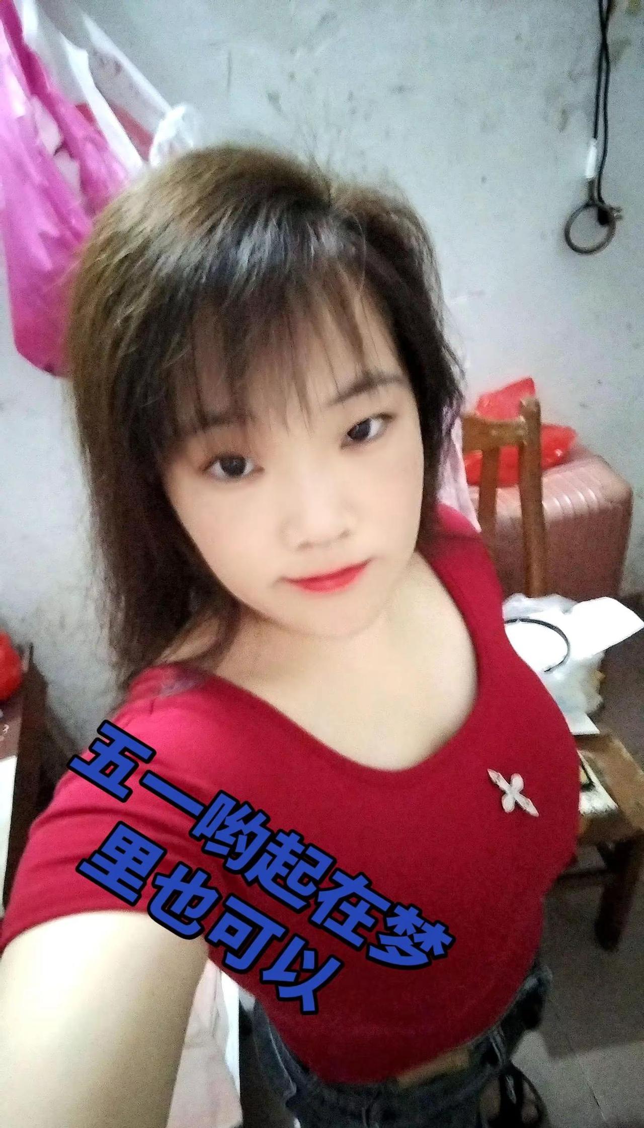 记录自己的日常穿搭 每天都有不同的自己 不漂亮主打的就是一个自信 普通女孩的样子