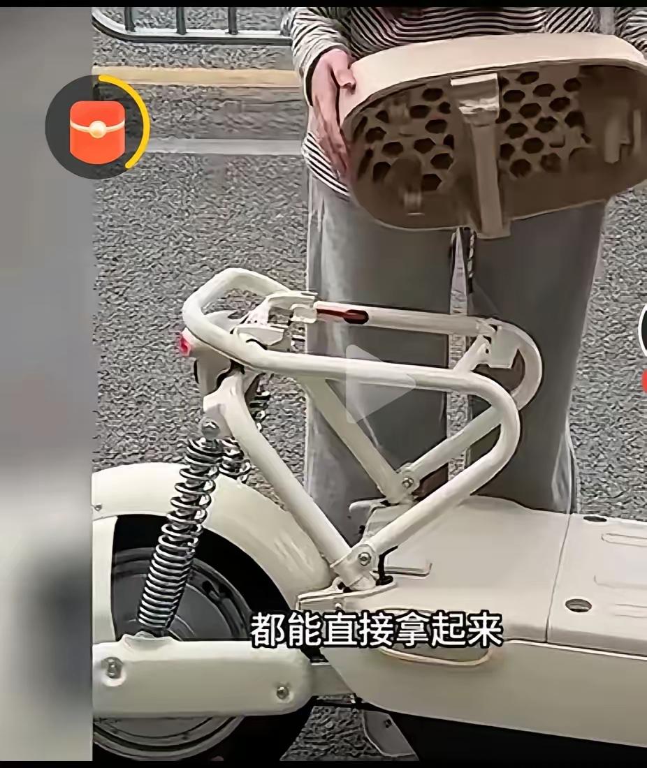 我刚发现新国标电动车这设计真让人哭笑不得，坐垫居然能随手拎走，尾箱也直接取消了。