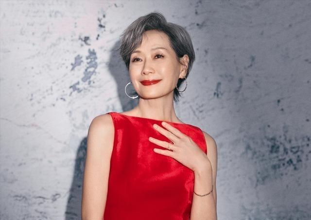 人民日报再次“点名”叶童，撰文字字珠玑，她给中年女星提了个醒

叶童原名叫李思思